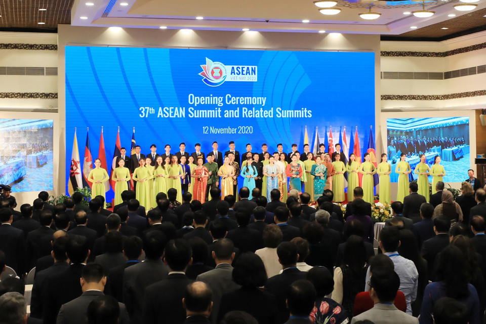 Lãnh đạo các nước ASEAN và các đại biểu tham dự hội nghị hát bài ca ASEAN. (Ảnh: Lâm Khánh/TTXVN)