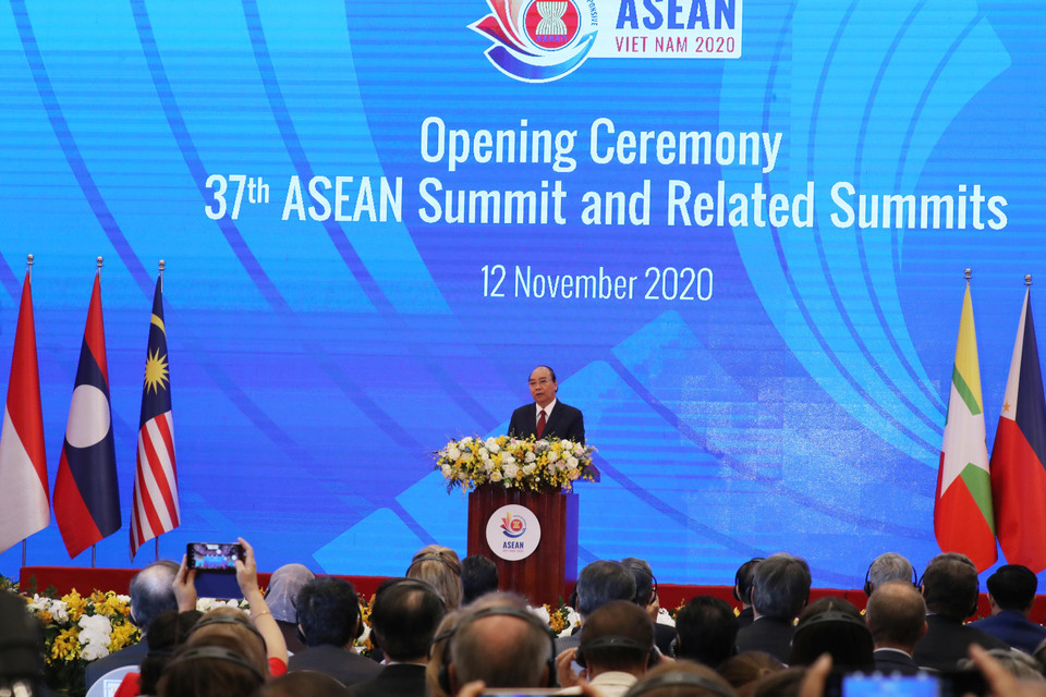 Thủ tướng Nguyễn Xuân Phúc phát biểu khai mạc Hội nghị Cấp cao ASEAN lần thứ 37. (Ảnh: Lâm Khánh/TTXVN)