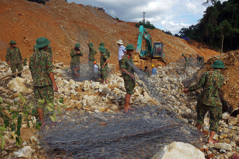 Vận chuyển rọ đá để thực hiện nhiệm vụ nắn dòng suối Rào Trăng. (Ảnh: TTXVN phát)