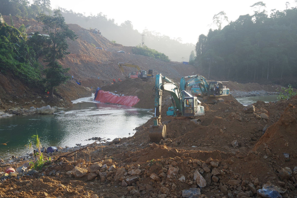 Phương tiện nắn dòng chảy để phục vụ công tác tìm kiếm dưới lòng suối Rào Trăng. (Ảnh: TTXVN phát)