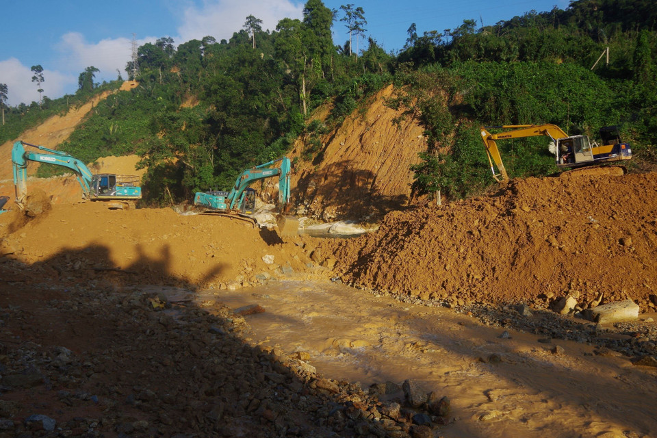 Phương tiện nắn dòng chảy để phục vụ công tác tìm kiếm dưới lòng suối Rào Trăng. (Ảnh: TTXVN phát)