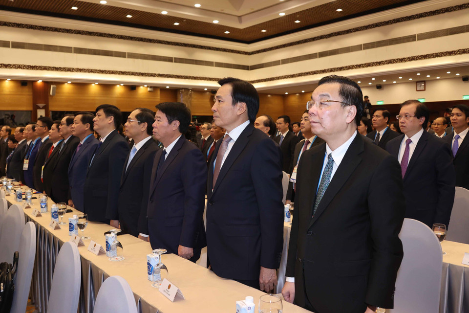 Các đại biểu thực hiện nghi thức ASEAN ca. (Ảnh: Thống Nhất/TTXVN)