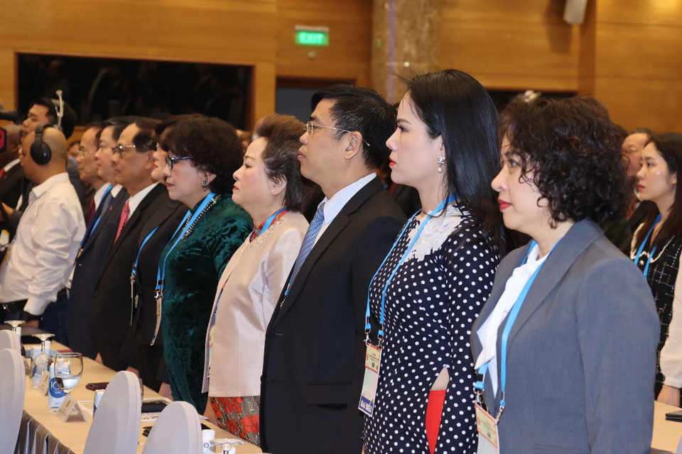 Các đại biểu thực hiện nghi thức ASEAN ca. (Ảnh: Thống Nhất/TTXVN)