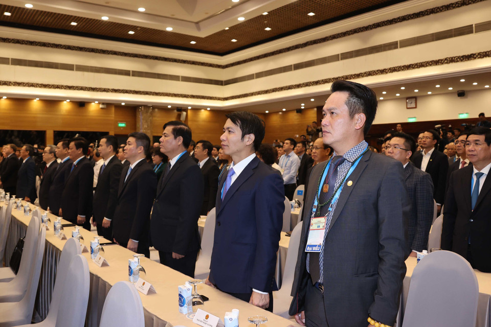 Các đại biểu thực hiện nghi thức ASEAN ca. (Ảnh: Thống Nhất/TTXVN)