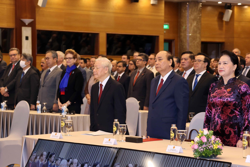 Các đại biểu thực hiện nghi thức ASEAN ca. (Ảnh: Thống Nhất/TTXVN)