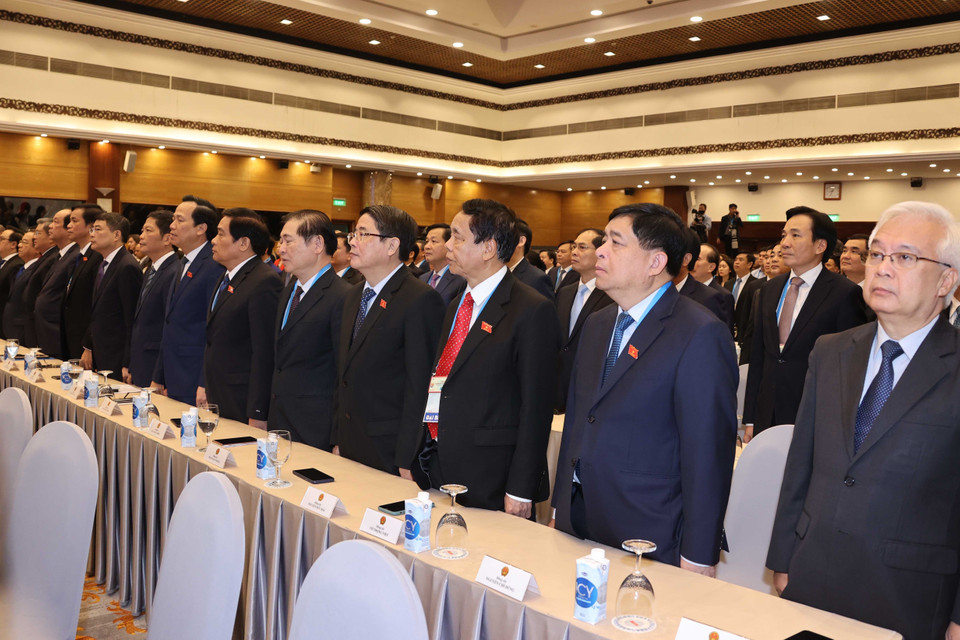 Các đại biểu thực hiện nghi thức ASEAN ca. (Ảnh: Thống Nhất/TTXVN)