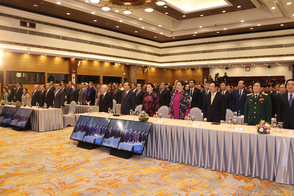 Các đại biểu thực hiện nghi thức ASEAN ca. (Ảnh: Thống Nhất/TTXVN)