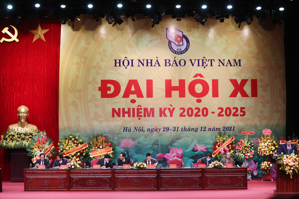 Để điều hành phiên chính thức ngày hôm nay, Đại hội đại biểu Hội Nhà báo Việt Nam lần thứ XI đã bầu ra Đoàn Chủ tịch Đại hội. (Ảnh: Hoài Nam/Vietnam+)