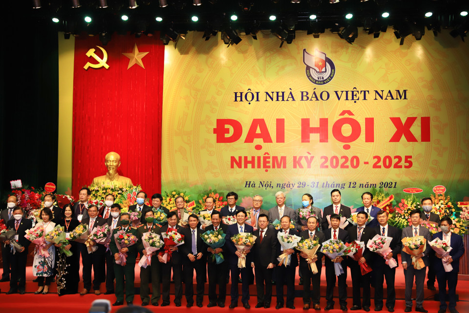 Đại hội tặng hoa cho các ủy viên Ban Chấp hành khóa X không tái cử. (Ảnh: Hoài Nam/Vietnam+)