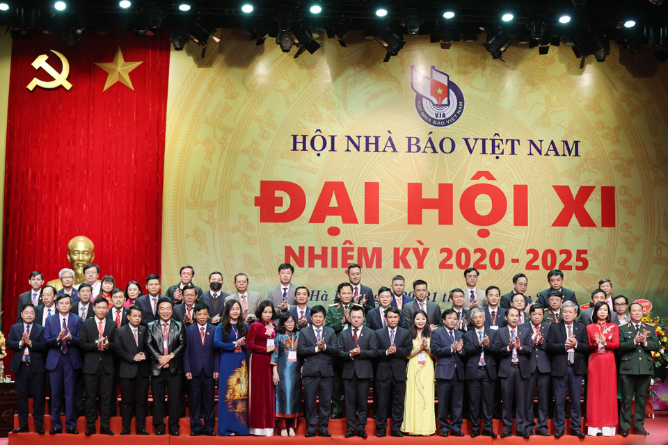 Các thành viên Ban chấp hành khóa XI ra mắt. (Ảnh: Hoài Nam/Vietnam+)