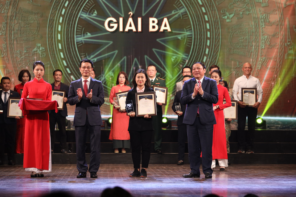 Đại diện Báo điện tử VietnamPlus nhận giải Ba cho loạt 5 video về khám phá Đất và Người Ninh Thuận, tác giả Phan Hải Tùng Lâm và Hoàng Tiến Đạt. (Ảnh: Vietnam+)