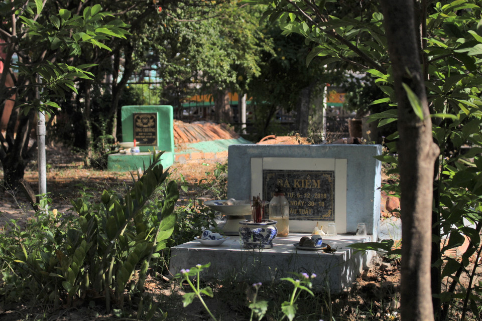 Theo những người làm công quả tại đây khi cá ông ''lụy bờ'' (chết dạt vào bờ), người dân sẽ lên hương cúng vái rồi khâm liệm trang trọng bằng vải đỏ. Nếu là cá ông lớn thì chôn ngoài biển để tránh ô nhiễm đất, sau vài năm sẽ đưa cốt vào lưu trữ trong Dinh. Nếu là cá ông nhỏ thì rửa bằng rượu, phơi cho hết mùi hôi rồi chôn trong Ngọc Lân Thánh Địa. (Ảnh: Minh Anh/Vietnam+)