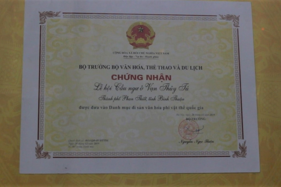 Nhờ giá trị văn hóa đậm đà và đặc sắc, Dinh Vạn Thủy Tú đã nhận 24 sắc phong từ thời nhà Nguyễn, nhiều công nhận của Hội Kỷ lục Việt Nam và bằng khen, giấy chứng nhận từ nhà nước. Năm 2019, Bộ trưởng Bộ Văn hóa, Thể thao và Du lịch đã chứng nhận lễ hội Cầu ngư ở Vạn Thủy Tú là di sản văn hóa phi vật thể quốc gia. (Ảnh: Minh Anh/Vietnam+)