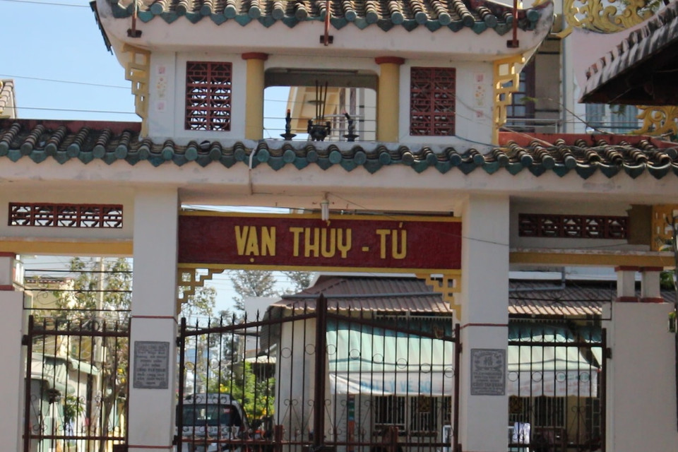 Đại diện Ban quản lý khu di tích cho biết ngư dân dựng nên Dinh Vạn Thủy Tú vào năm 1762. Theo quan niệm của ngư dân, cá ông sẽ tựa vào thuyền, cản sóng lớn giúp họ vào bờ an toàn. (Ảnh: Minh Anh/Vietnam+)