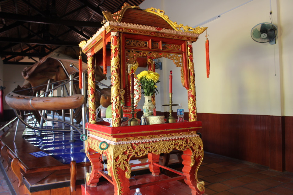 Ở đầu bộ cốt là một chiếc lục lộ để nghinh mỗi dịp lễ hội. Hàng năm, người dân tại vạn chài này vẫn tổ chức ba lễ hội vào ngày 20 các tháng Hai, tháng Tư và tháng Sáu Âm lịch, ứng với: Lễ tế xuân đầu năm, Lễ cầu ngư đầu mùa (cầu cho mùa đánh bắt thuận lợi và Lễ cầu ngư chính mùa. (Ảnh: Minh Anh/Vietnam+)