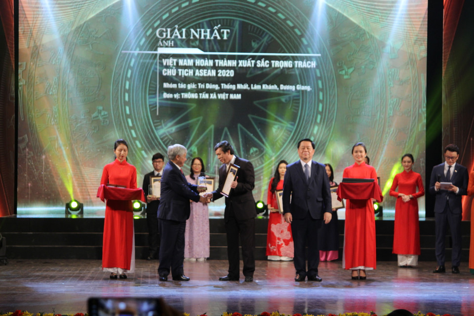 Năm nay, Thông tấn xã Việt Nam giành 20 giải ở nhiều thể loại, gồm một đồng giải Đặc biệt, bốn giải Nhất, một giải Nhì, bảy giải Ba và bảy giải Khuyến khích. (Ảnh: Minh Anh/Vietnam+)