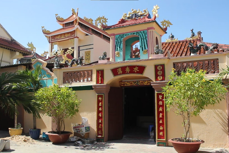 Dinh Vạn Thủy Tú là khu di tích cấp quốc gia tọa lạc trên đường Ngư Ông, phường Đức Thắng, thành phố Phan Thiết, tỉnh Bình Thuận. Đây là nơi gìn giữ giá trị văn hóa của tín ngưỡng thờ thần Nam Hải hay cá ông/cá voi của ngư dân Bình Thuận đồng thời lưu trữ trên 100 bộ xương cá voi lớn nhỏ. (Ảnh: Minh Anh/Vietnam+)