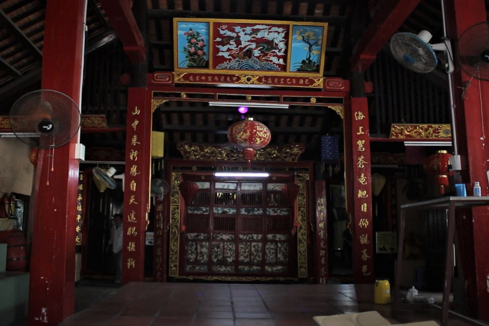 Trong gian nhà chính là ban thờ các vị thần linh cai quản biển cả và ba thế hệ ngư dân đã xây dựng dinh. Cá ông cũng được hình tượng hóa thành người, đặt trên ban để thờ cúng. (Ảnh: Minh Anh/Vietnam+)