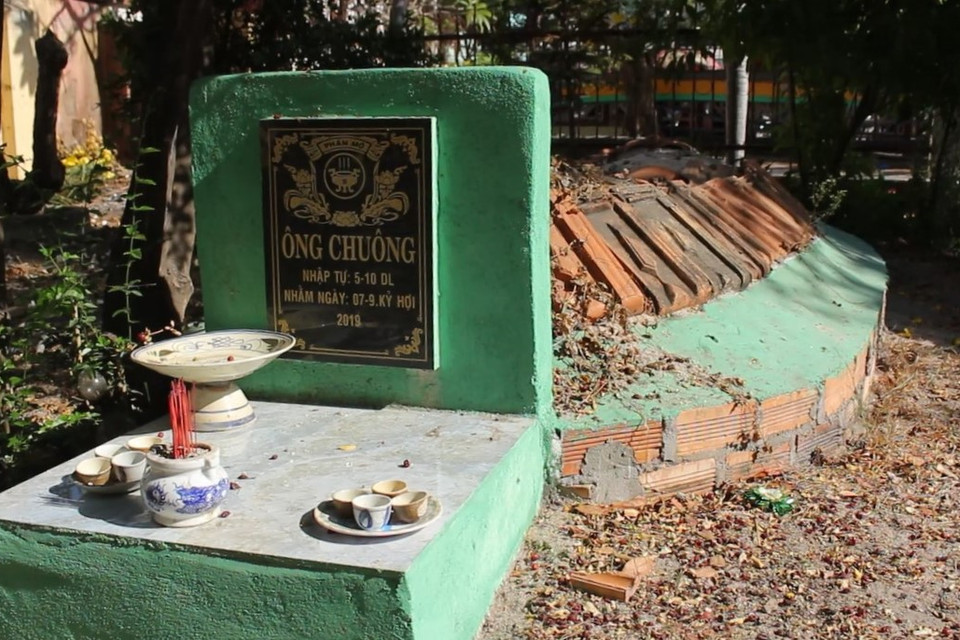 Các tấm bia mộ được thiết kế trang nghiêm như cho người, trên đó ghi tên ''Ông Chuông," Bà Chuông," ''Ông Kiềm," "Bà Kiềm'' tùy theo giới tính của cá ông. (Ảnh: Minh Anh/Vietnam+)