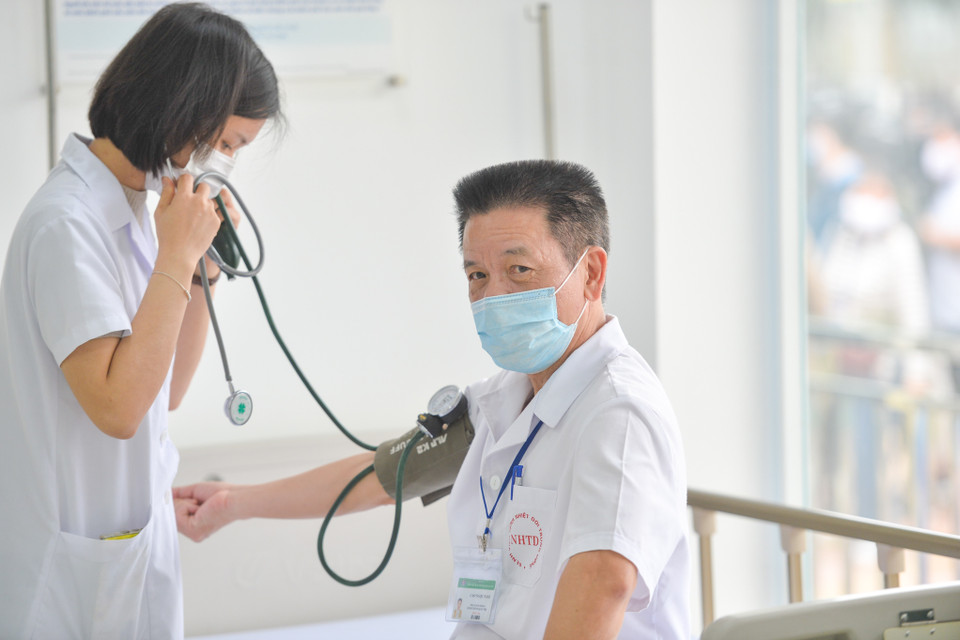 Bộ Y tế khuyến cáo mỗi người tiêm đủ hai liều vaccine AstraZeneca. Mũi tiêm thứ hai cách mũi thứ nhất 12 tuần. (Ảnh: Minh Sơn/Vietnam+)