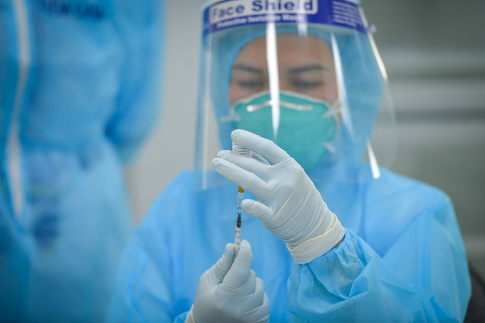 Bộ Y tế cũng yêu cầu các điểm tiêm chủng chuẩn bị đầy đủ cơ sở vật chất, dây chuyền lạnh bảo quản vaccine đảm bảo yêu cầu. Điểm tiêm chủng cũng phải trang bị hộp chống sốc, phòng trường hợp xảy ra tai biến sau tiêm. (Ảnh: Minh Sơn/Vietnam+)