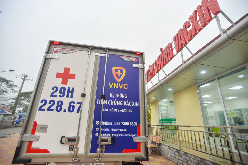 Tại Hà Nội, xe chuyên dụng cũng đưa vaccine đến Bệnh viện Bệnh Nhiệt đới Trung ương cơ sở 2, để chuẩn bị tiêm. (Ảnh: Minh Sơn/Vietnam+)