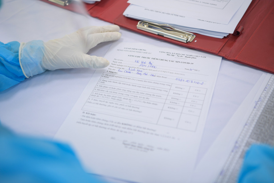 Sau khi tiêm, người được tiêm phải ở lại theo dõi 30 phút và theo tiếp tục theo dõi tại nhà trong 24h. Đối với trường hợp cấp cứu phải theo dõi tiếp 24 giờ tại bệnh viện, cơ sở y tế. (Ảnh: Minh Sơn/Vietnam+)