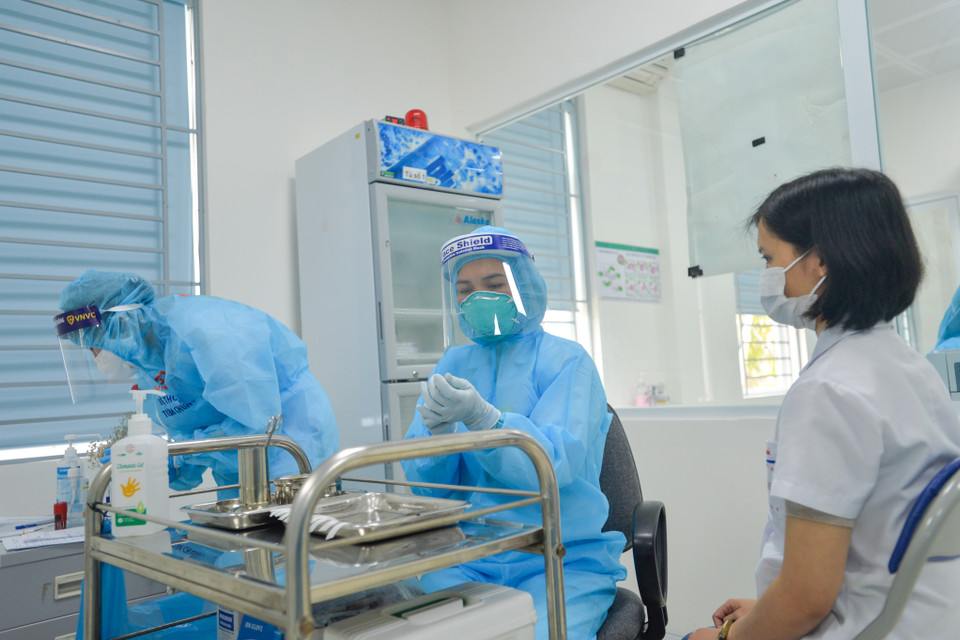 Những người được tiêm chủng đợt này là nhân viên y tế làm việc tại các cơ sở điều trị COVID-19. Họ trực tiếp điều trị, chăm sóc cho bệnh nhân COVID-19 hoặc có nguy cơ cao nhiễm. (Ảnh: Minh Sơn/Vietnam+)