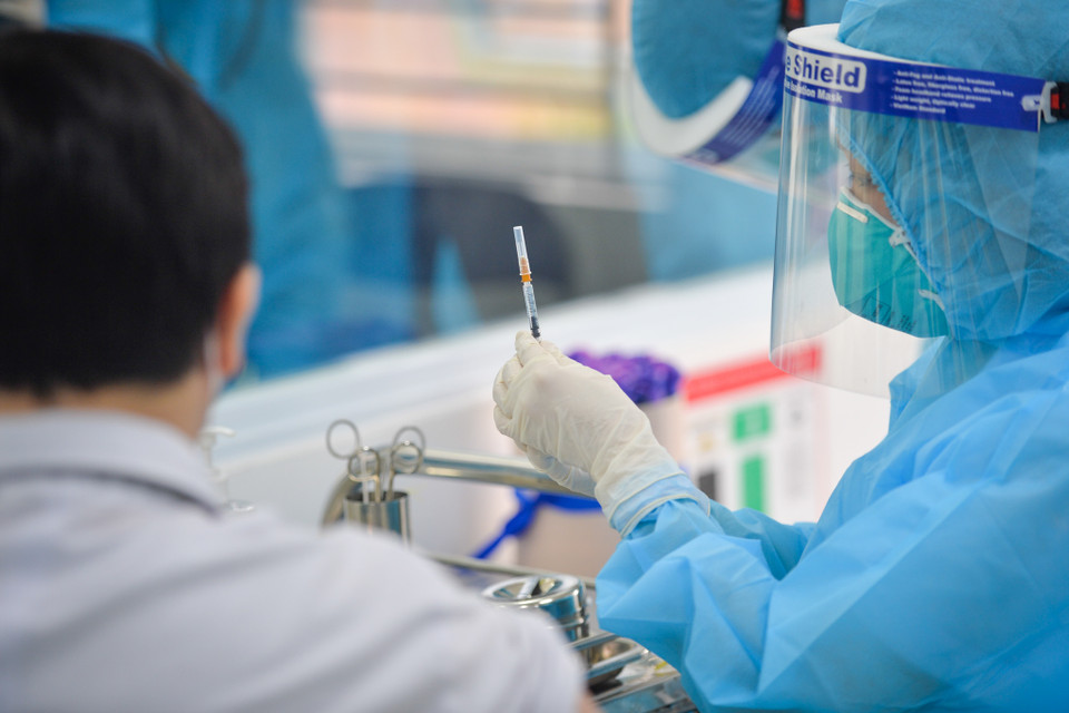 Theo kế hoạch của Bộ Y tế, Bệnh viện Bệnh Nhiệt đới Trung ương được phân bổ 450 liều vaccine trong tổng số 117.600 liều vaccine COVID-19 của AstraZeneca. (Ảnh: Minh Sơn/Vietnam+)