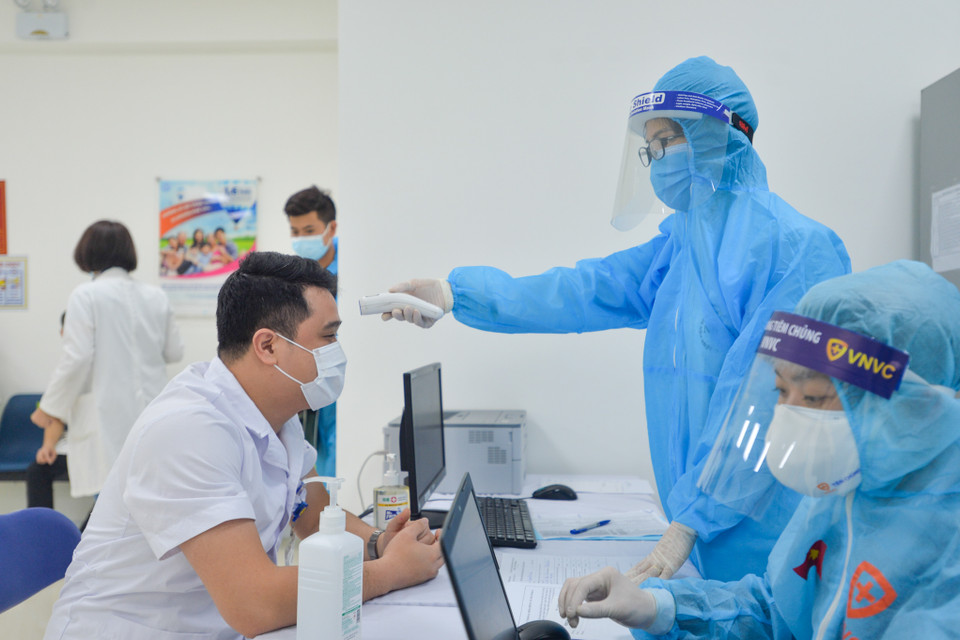 Các đơn vị tiêm chủng chủ động theo dõi, ghi nhận các phản ứng sau tiêm báo về Bộ Y tế để thu thập thông tin sau tiêm, có biện pháp ứng xử kịp thời. (Ảnh: Minh Sơn/Vietnam+)