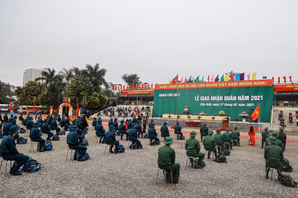 Sáng 27/2, đồng loạt các quận huyện trên địa bàn Hà Nội đã tổ chức lễ giao nhận quân 2021. (Ảnh: Minh Sơn/Vietnam+) 