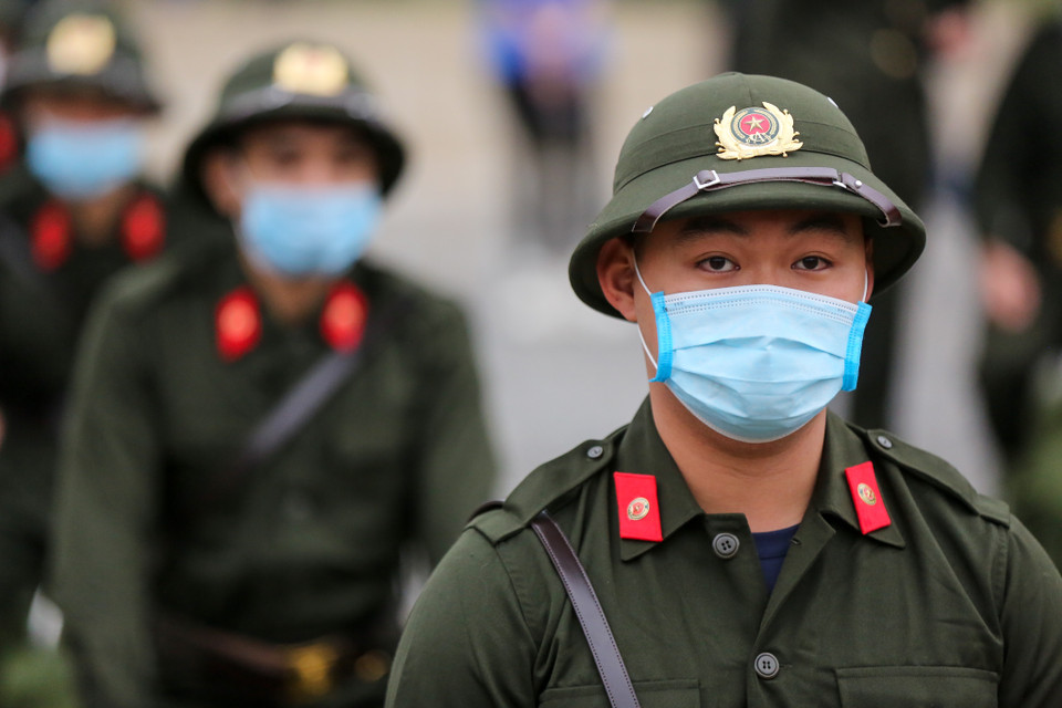 Nhằm động viên tinh thần công dân lên đường nhập ngũ, các địa phương đã đặc biệt quan tâm, trao tặng hàng nghìn suất quà, hơn 400 sổ tiết kiệm… cho thanh niên trúng tuyển nghĩa vụ quân sự. (Ảnh: Minh Sơn/Vietnam+)