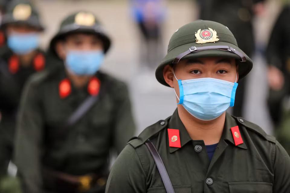 Nhằm động viên tinh thần công dân lên đường nhập ngũ, các địa phương đã đặc biệt quan tâm, trao tặng hàng nghìn suất quà, hơn 400 sổ tiết kiệm… cho thanh niên trúng tuyển nghĩa vụ quân sự. (Ảnh: Minh Sơn/Vietnam+)