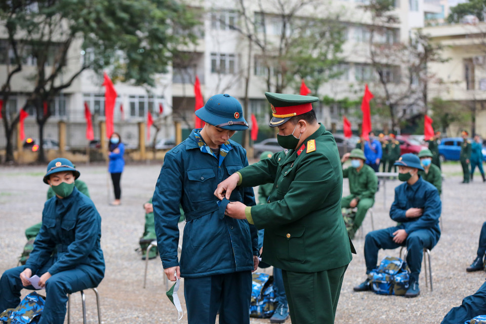 Trước lễ giao nhận quân, các cơ quan, đơn vị tăng cường tuyên truyền vận động nhân dân hạn chế thấp nhất số lượng người thân đưa, tiễn, đảm bảo phòng dịch COVID-19 ở mức cao nhất. (Ảnh: Minh Sơn/Vietnam+)