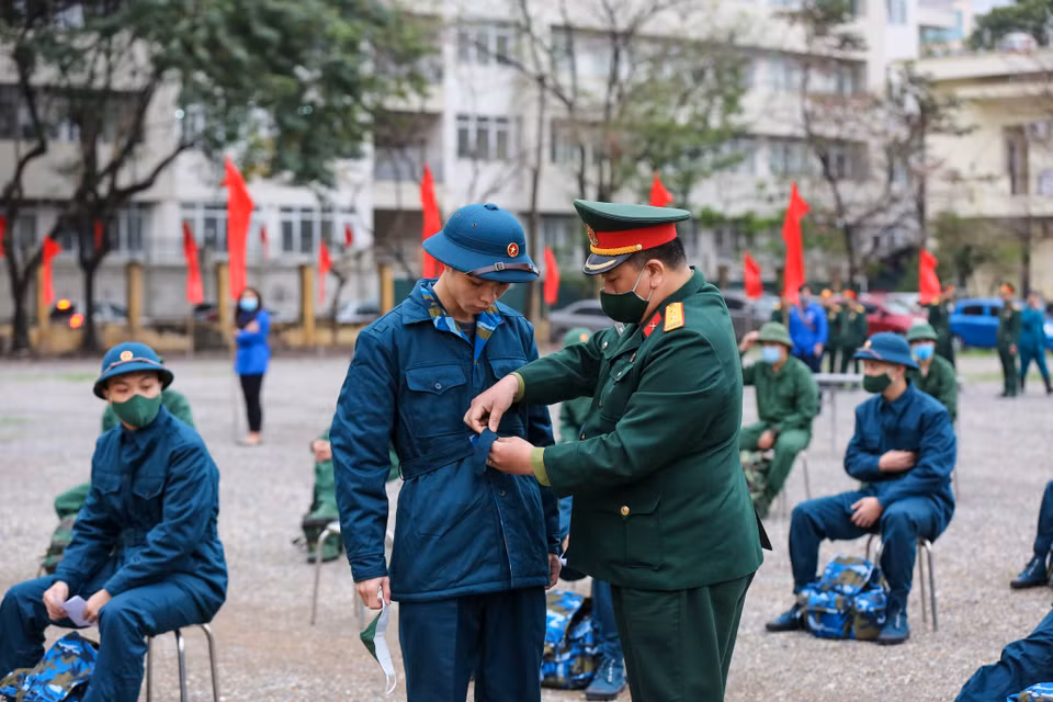 Trước lễ giao nhận quân, các cơ quan, đơn vị tăng cường tuyên truyền vận động nhân dân hạn chế thấp nhất số lượng người thân đưa, tiễn, đảm bảo phòng dịch COVID-19 ở mức cao nhất. (Ảnh: Minh Sơn/Vietnam+)