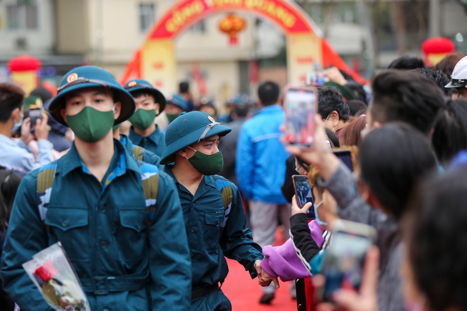 Nhiều tân binh tỏ ra quyến luyến người thân trước giờ lên đường. (Ảnh: Minh Sơn/Vietnam+)