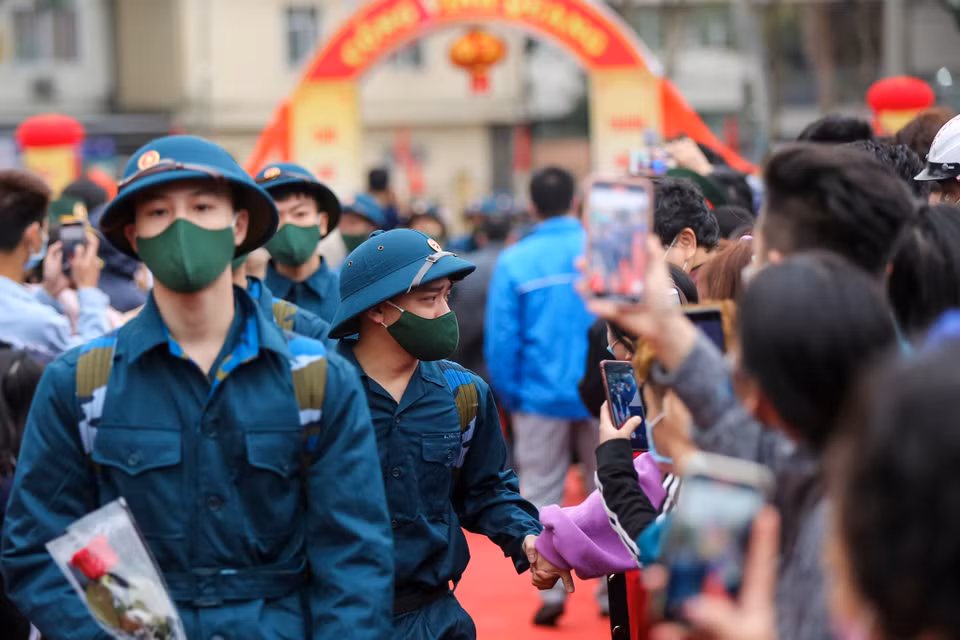 Nhiều tân binh tỏ ra quyến luyến người thân trước giờ lên đường. (Ảnh: Minh Sơn/Vietnam+)
