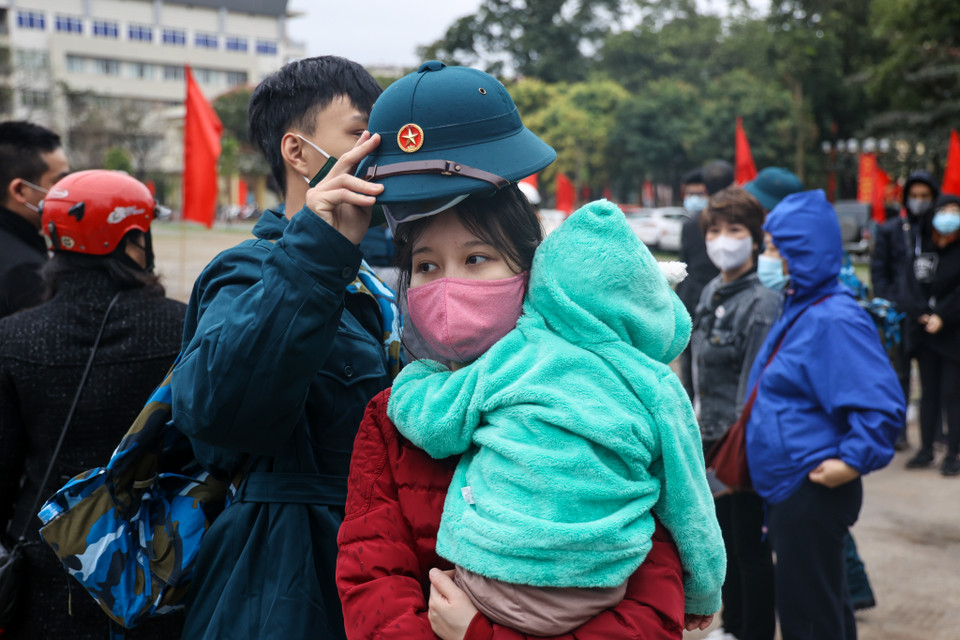 Các thanh niên nhập ngũ của quận năm 2021 được trao gửi đến các đơn vị: Sư đoàn bộ binh 301 thuộc Bộ Tư lệnh Thủ đô Hà Nội, Sư đoàn phòng không 361 Quân chủng Phòng không không quân, Công an Hà Nội. (Ảnh: Minh Sơn/Vietnam+)