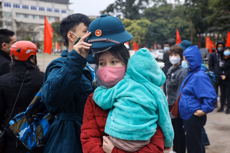Các thanh niên nhập ngũ của quận năm 2021 được trao gửi đến các đơn vị: Sư đoàn bộ binh 301 thuộc Bộ Tư lệnh Thủ đô Hà Nội, Sư đoàn phòng không 361 Quân chủng Phòng không không quân, Công an Hà Nội. (Ảnh: Minh Sơn/Vietnam+)