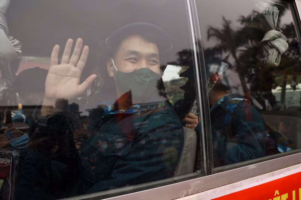 Đa số các tân binh đều tỏ ra hào hứng, vui vẻ trước giờ lên đường. (Ảnh: Minh Sơn/Vietnam+)