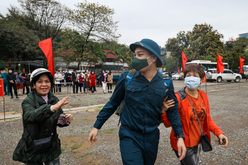 Năm 2021, tỷ lệ công dân chấp hành lệnh gọi khám sức khỏe nghĩa vụ của Hà Nội đạt 100%; công dân đạt sức khỏe đủ điều kiện nhập ngũ là 68,9%; công dân có trình độ đại học, cao đẳng, trung học chuyên nghiệp đạt 43%; có 30% trong số này viết đơn tình nguyện. (Ảnh: Minh Sơn/Vietnam+)