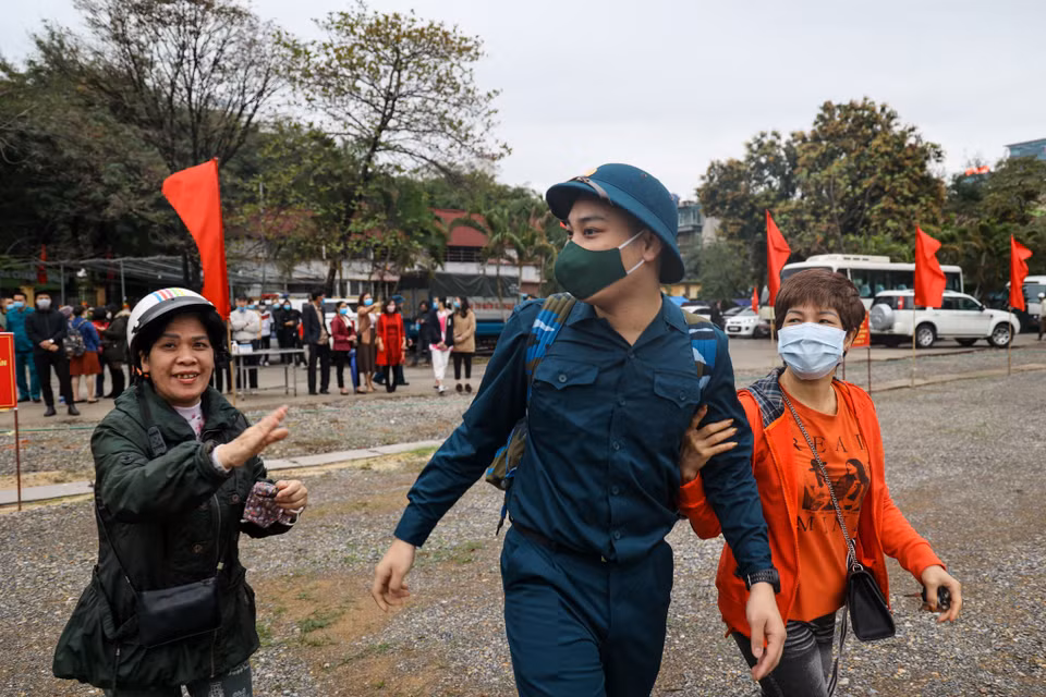 Năm 2021, tỷ lệ công dân chấp hành lệnh gọi khám sức khỏe nghĩa vụ của Hà Nội đạt 100%; công dân đạt sức khỏe đủ điều kiện nhập ngũ là 68,9%; công dân có trình độ đại học, cao đẳng, trung học chuyên nghiệp đạt 43%; có 30% trong số này viết đơn tình nguyện. (Ảnh: Minh Sơn/Vietnam+)