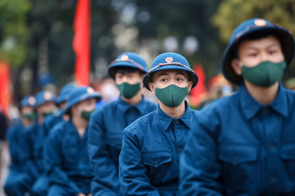 Theo Bộ Tư lệnh Thủ đô Hà Nội, để bảo đảm công tác phòng, chống dịch COVID-19, trước lễ giao quân, thành phố Hà Nội tổ chức xét nghiệm cho tất cả thanh niên trúng tuyển và bảo lưu kết quả xét nghiệm cho đến khi về đơn vị mới. (Ảnh: Minh Sơn/Vietnam+)