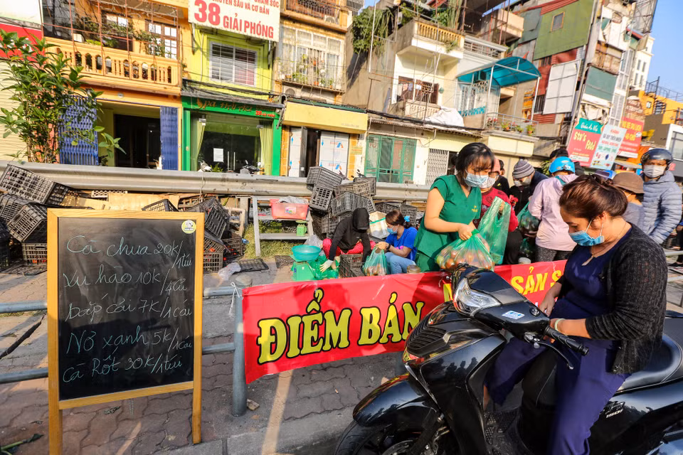 Một số người dân ở Thủ đô đã đứng ra kêu gọi mọi người mua ủng hộ, gom các đơn và chuyển đến Hà Nội. (Ảnh: Minh Sơn/Vietnam+)