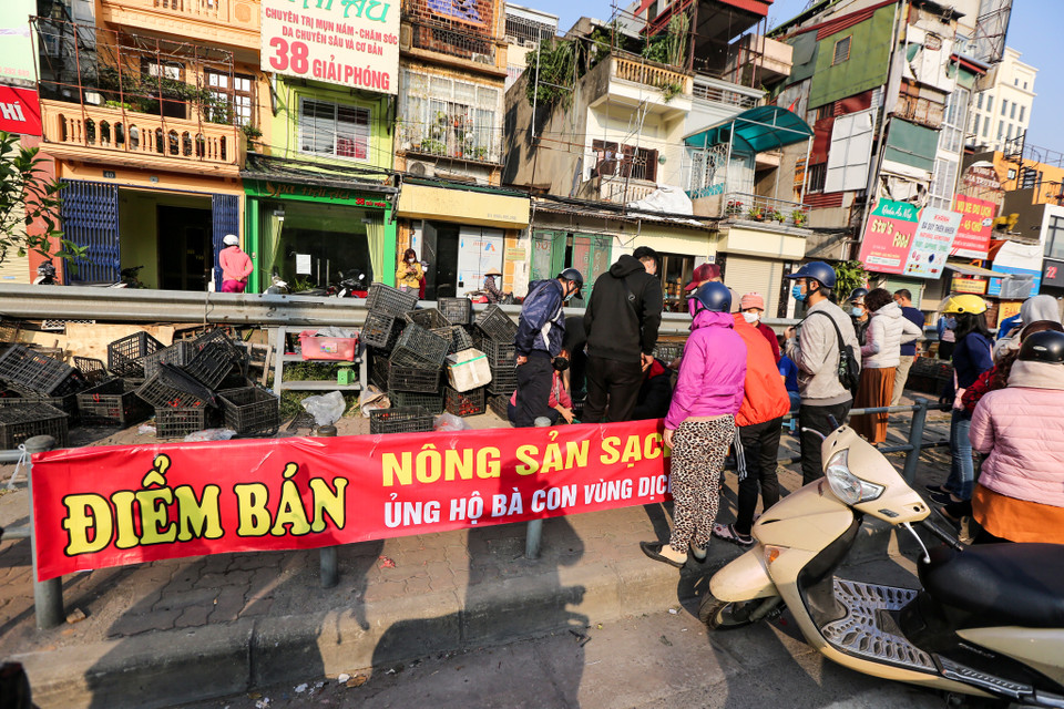 Bên cạnh nỗ lực tháo gỡ của cơ quan chức năng, với tinh thần tương thân, tương ái, nhiều tổ chức, cá nhân cũng tích cực vào cuộc để giúp nông dân. (Ảnh: Minh Sơn/Vietnam+)