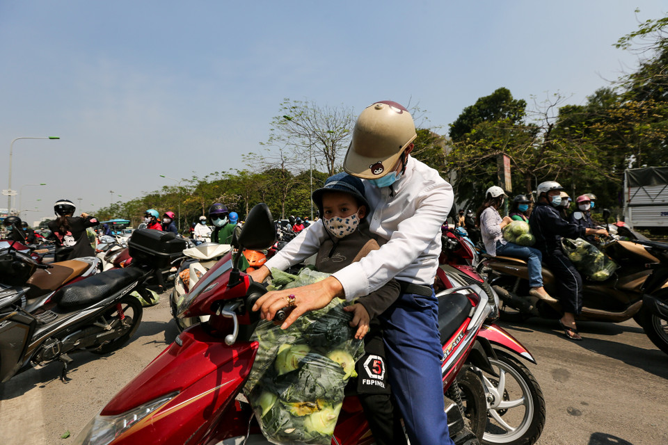 Việc thu mua ủng hộ hoa màu cho bà con vùng Hải Dương vừa kịp thời vừa thể hiện tinh thần tương thân tương ái của người Việt Nam. (Ảnh: Minh Sơn/Vietnam+)