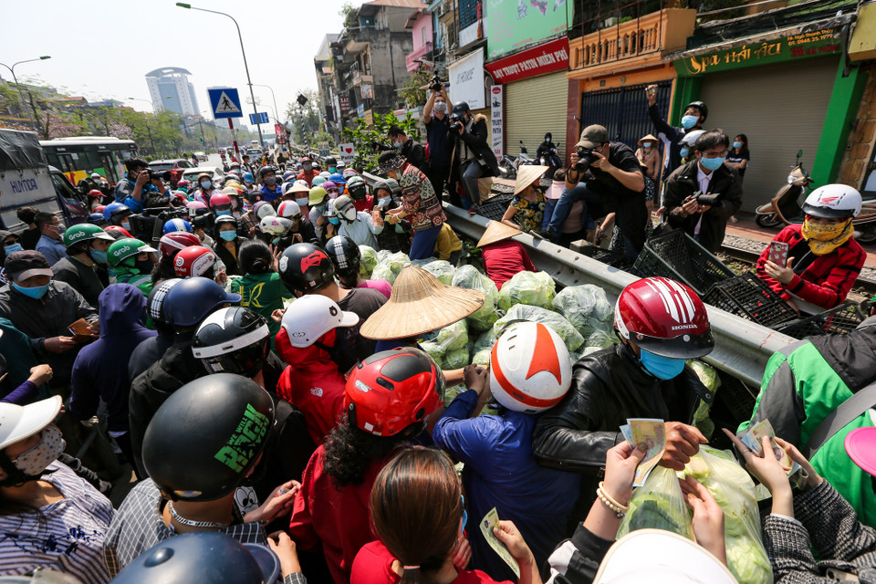 Nhiều người dân Hà Nội cảm thấy tiếc nuối khi chưa thể ủng hộ kịp thời cho nông dân Hải Dương bị ảnh hưởng vì dịch COVID-19. (Ảnh: Minh Sơn/Vietnam+)