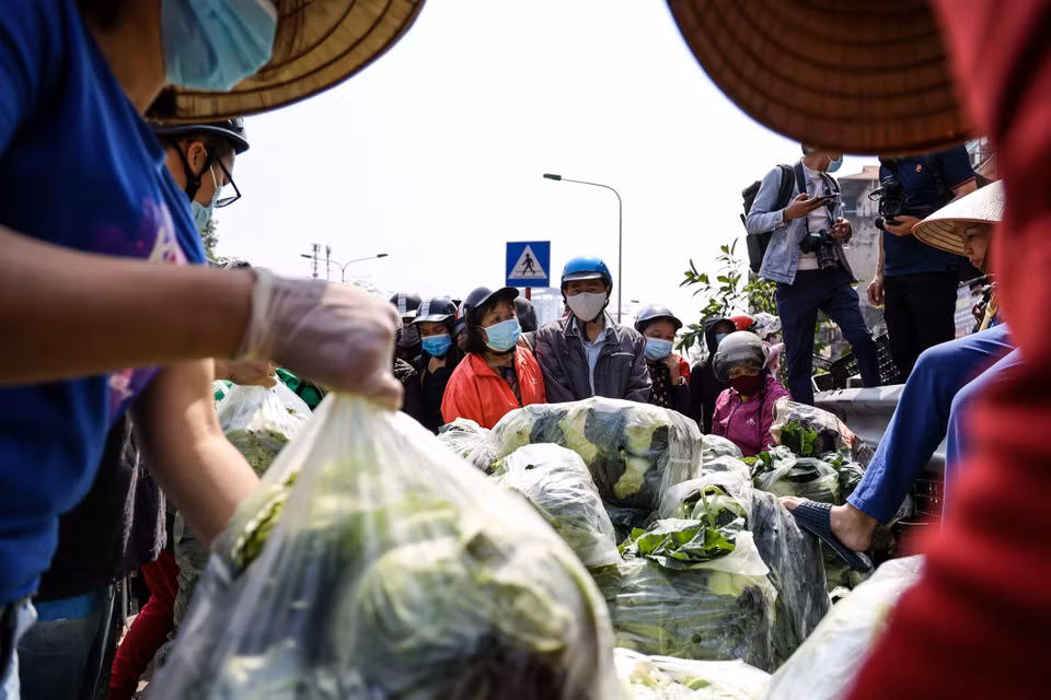 Chỉ trong khoảng 30 phút, hàng trăm cân bắp cải, su hào đã được bán hết. (Ảnh: Minh Sơn/Vietnam+)