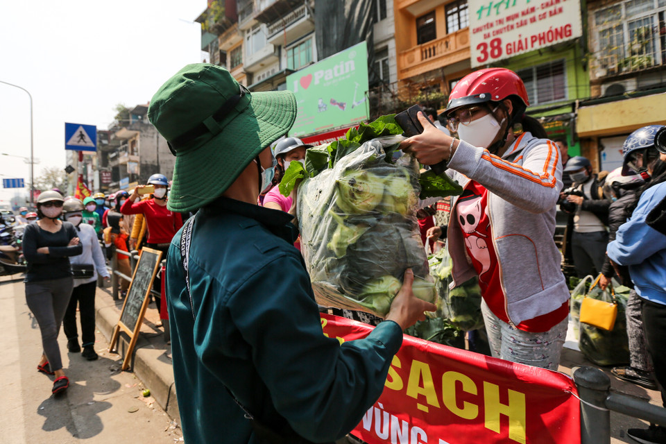 Người dân Hà Nội chung tay 'giải cứu' các loại rau xanh: bắp cải, cà rốt, su hào, súp lơ… cho nông dân Hải Dương, giúp bà con vượt qua giai đoạn khó khăn vì dịch COVID-19. (Ảnh: Minh Sơn/Vietnam+)
