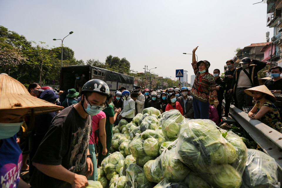 Số lượng rau củ quả về rất nhiều nhưng cũng không đáp ứng được nhu cầu của người dân. (Ảnh: Minh Sơn/Vietnam+)